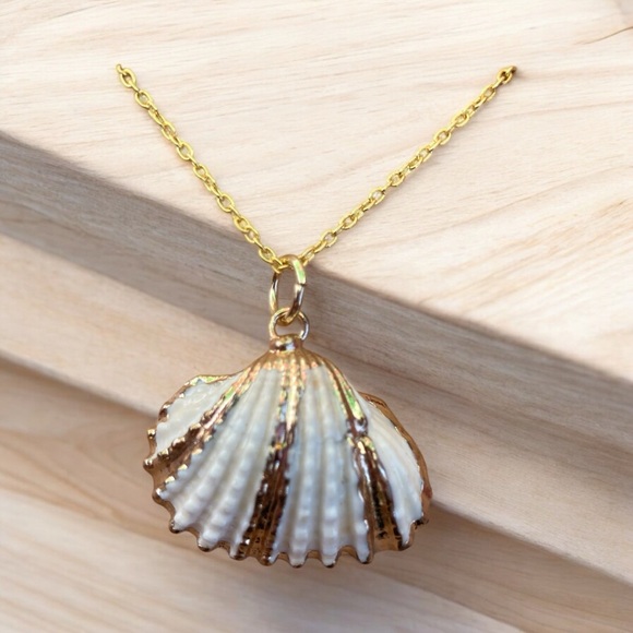 Gorgeous clam shell gold painted dainty necklace - Picture 1 of 1